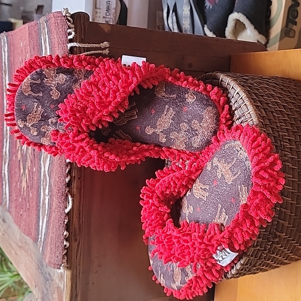 Lazy One slippers flip flops in house good condition size 10 red moose mottiff